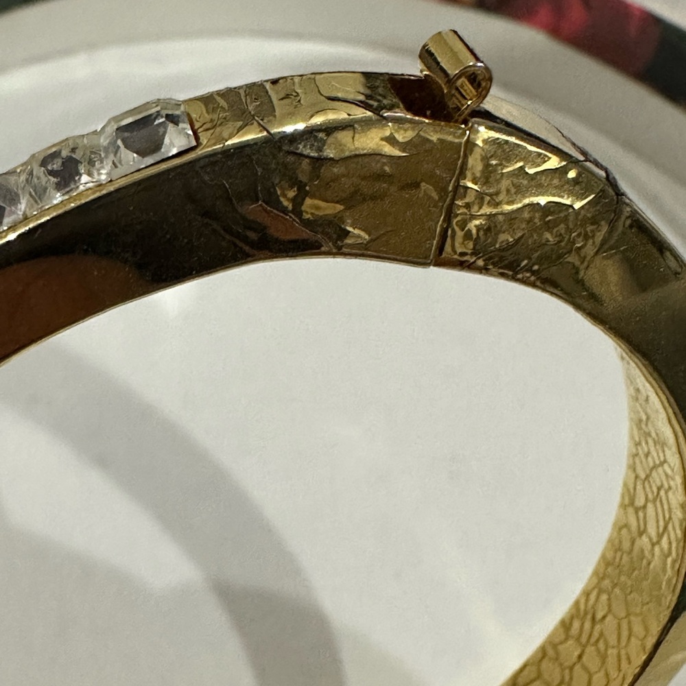 Gold tone bangle with diamond gems - Picture 3 of 4